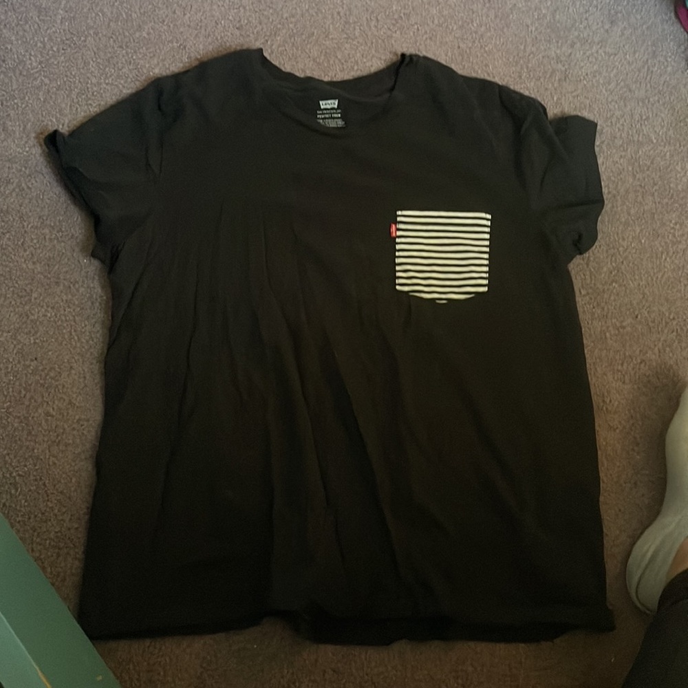 Black Levi’s t-shirt with striped pocket